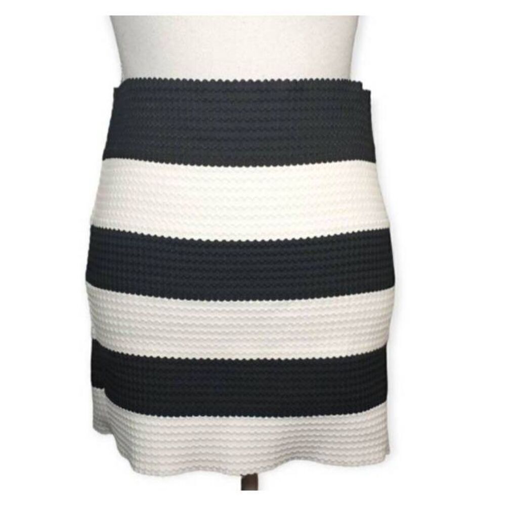 SUGAR RAIN BLACK & WHITE STRIPE SKIRT SZ.L EUC.